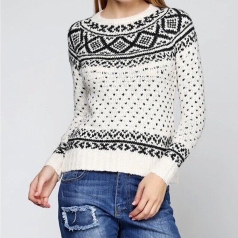 Abercrombie & Fitch Black and White Sweater